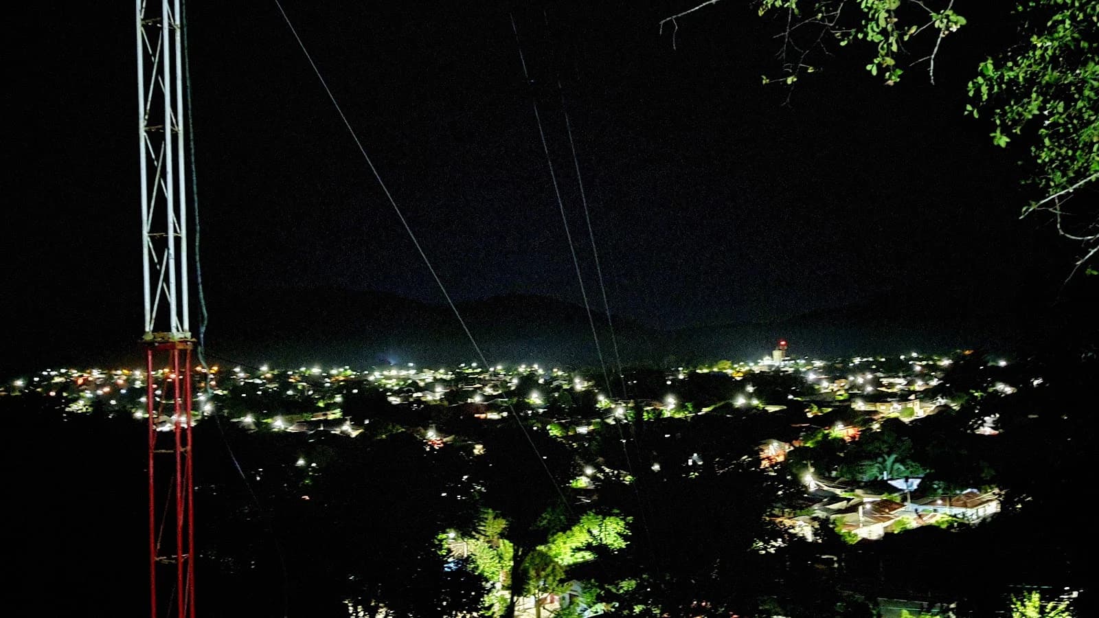 Torre de telecomunicaciones iluminada durante una jornada nocturna