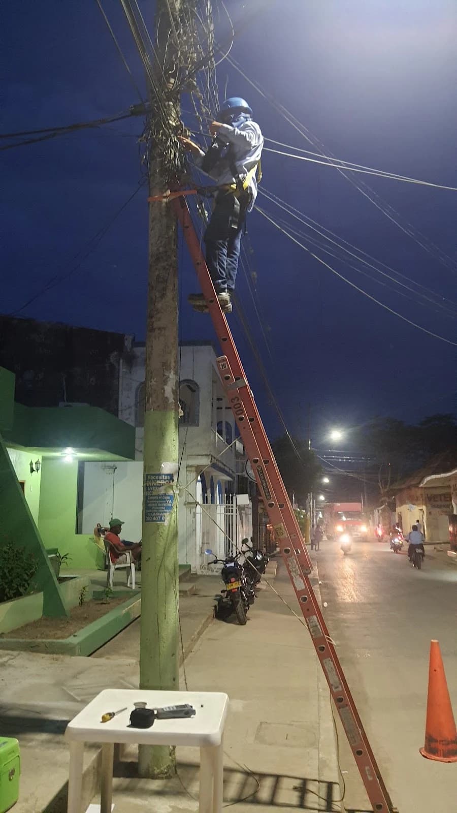 Trabajo técnico nocturno en la infraestructura de red