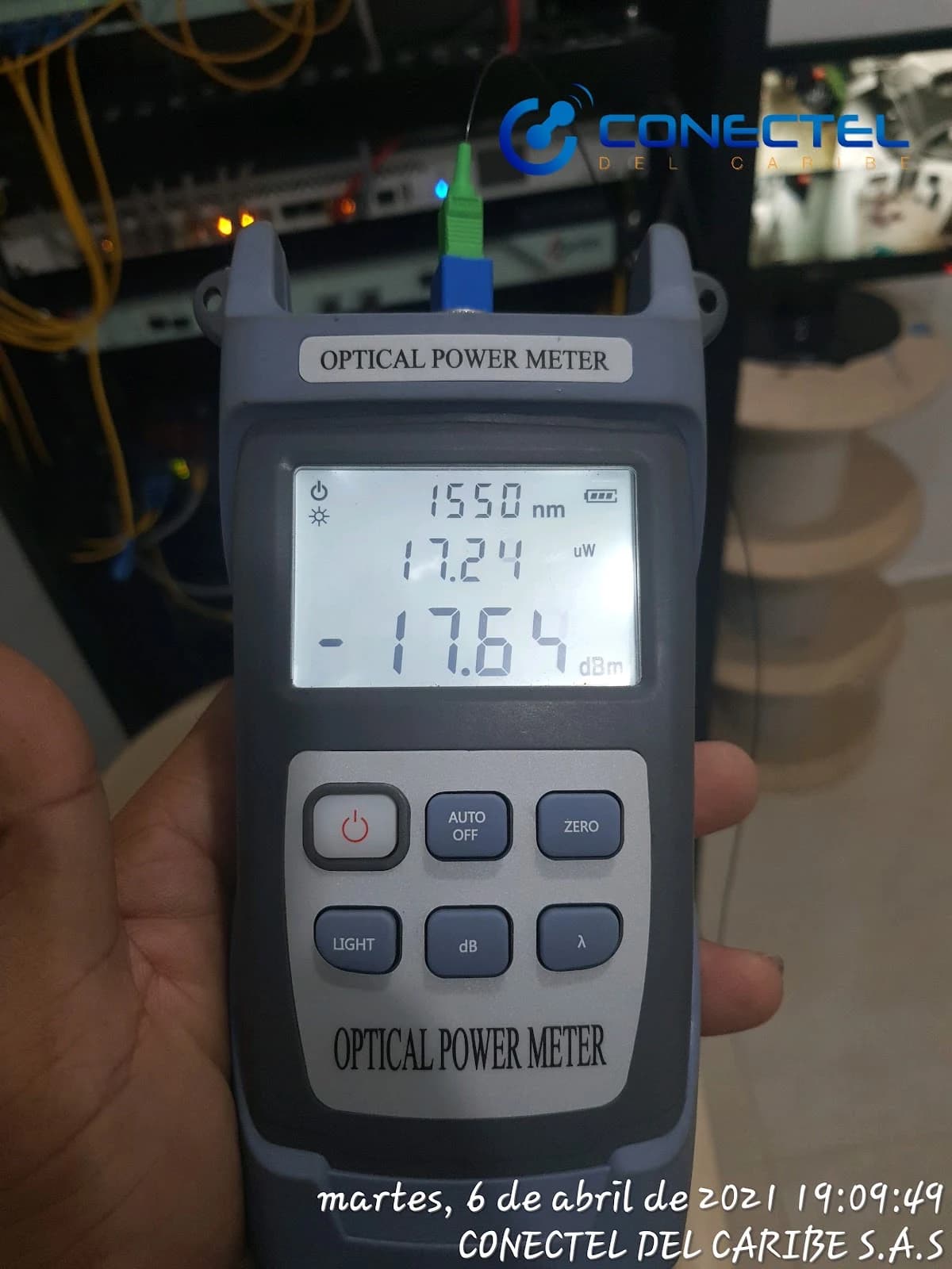 Caja técnica de telecomunicaciones instalada en pared